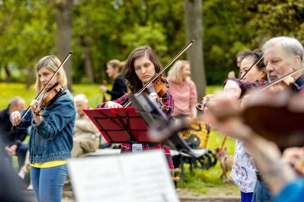  Zabierz instrument na spacer, próba plenerowa Orkiestry Społecznej