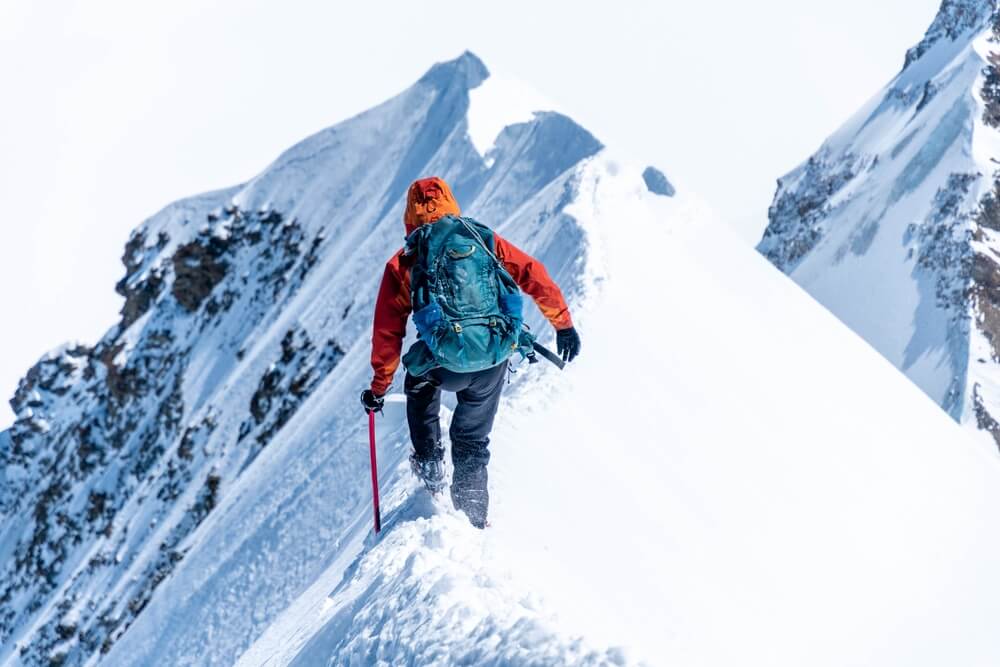 Zestaw alpinistyczny – jakie elementy powinny się w nim znaleźć?